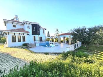 KKTC Girne Bellapais'te ESK'ya Yakın Geniş Bahçeli ve Özel Havuzlu Kiralık 4+1 Villa