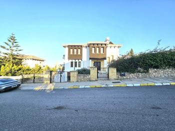 KKTC Girne Bellapais'te ESK'ya Yakın Geniş Bahçeli ve Özel Havuzlu Kiralık 4+1 Villa