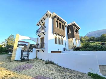 KKTC Girne Bellapais'te ESK'ya Yakın Geniş Bahçeli ve Özel Havuzlu Kiralık 4+1 Villa