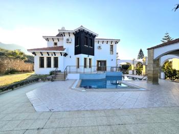 KKTC Girne Bellapais'te ESK'ya Yakın Geniş Bahçeli ve Özel Havuzlu Kiralık 4+1 Villa