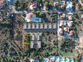 Kıbrıs Girne Karşıyaka da Deniz e Yürüme Mesafesinde Satılık Türk Tapulu Havuzlu Villalar