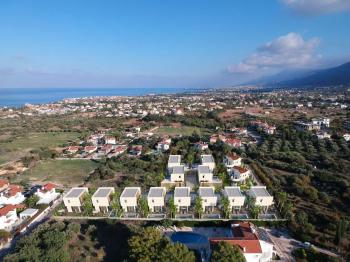 Kıbrıs Girne Karşıyaka da Türk Tapulu Deniz e Yürüme Mesafesinde Satılıık Havuzlu 4+1 Villalar