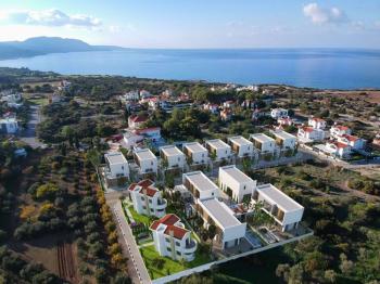 Kıbrıs Girne Karşıyaka da Türk Tapulu Deniz e Yürüme Mesafesinde Satılıık Havuzlu 4+1 Villalar