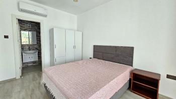 Girne Merkezde, Muhteşem Deniz manzarali, Ortak Havüzlu, Bahçeli kiralık - 3+1 Vill