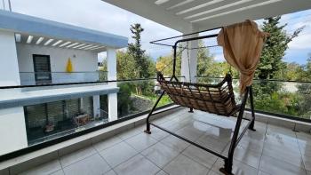 Girne Merkezde, Muhteşem Deniz manzarali, Ortak Havüzlu, Bahçeli kiralık - 3+1 Vill