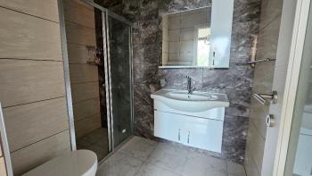 Girne Merkezde, Muhteşem Deniz manzarali, Ortak Havüzlu, Bahçeli kiralık - 3+1 Vill
