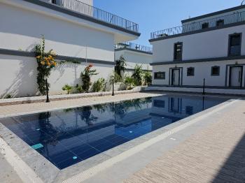 Girne Merkezde, Muhteşem Deniz manzarali, Ortak Havüzlu, Bahçeli kiralık - 3+1 Vill
