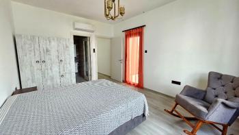 Girne Merkezde, Muhteşem Deniz manzarali, Ortak Havüzlu, Bahçeli kiralık - 3+1 Vill