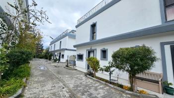 Girne Merkezde, Muhteşem Deniz manzarali, Ortak Havüzlu, Bahçeli kiralık - 3+1 Vill
