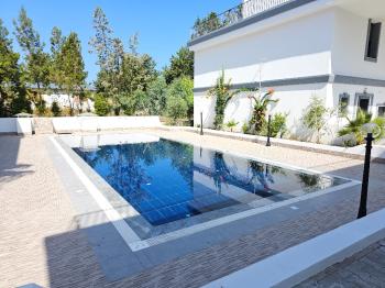 Girne Merkezde, Muhteşem Deniz manzarali, Ortak Havüzlu, Bahçeli kiralık - 3+1 Vill
