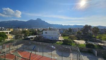 Karşıyaka bölgesinde, Deniz manzarali, Çatı teraslı, kiralık 3+1 Daire