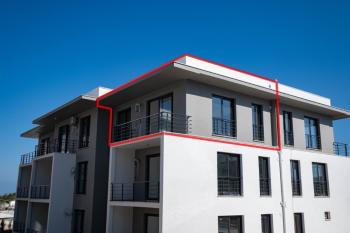 Alsancak bölgesinde, merkezi bir konumda, havuzlu bir sitede satılık 1+1 daire.