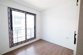 Alsancak bölgesinde, merkezi bir konumda, havuzlu bir sitede satılık 1+1 daire.