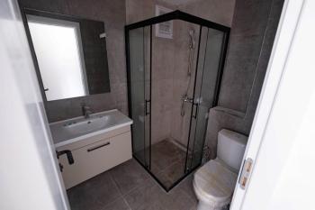 Alsancak bölgesinde, merkezi bir konumda, havuzlu bir sitede satılık 1+1 daire.