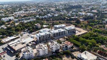 Alsancak bölgesinde, merkezi bir konumda, havuzlu bir sitede satılık 1+1 daire.