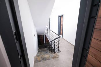Alsancak bölgesinde, merkezi bir konumda, havuzlu bir sitede satılık 1+1 daire.