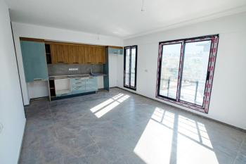Alsancak bölgesinde, merkezi bir konumda, havuzlu bir sitede satılık 1+1 daire.