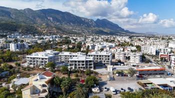 Alsancak bölgesinde, merkezi bir konumda, havuzlu bir sitede satılık 1+1 daire.