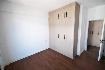 Alsancak bölgesinde, merkezi bir konumda, havuzlu bir sitede satılık 1+1 daire.