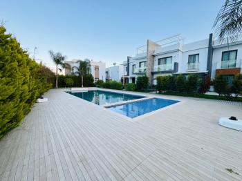 Kıbrıs Girne Ozanköy Havuzlu Site İçerisinde Bahçeli Satılık 2+1 Daire