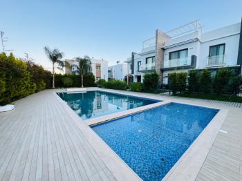 Kıbrıs Girne Ozanköy Havuzlu Site İçerisinde Bahçeli Satılık 2+1 Daire