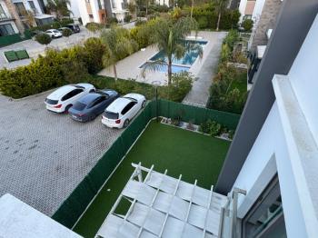 Kıbrıs Girne Ozanköy Havuzlu Site İçerisinde Bahçeli Satılık 2+1 Daire