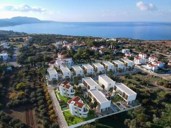 Kıbrıs Girne Karşıyaka’da Türk Tapulu, Denize Yürüme Mesafesinde 4+1 Havuzlu Lüks Villalar