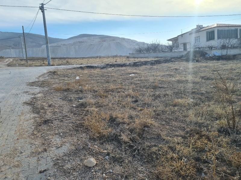 Niğde Gümüşler iskan evlerinde  3 adet birbirine  yakın   sat arsa 