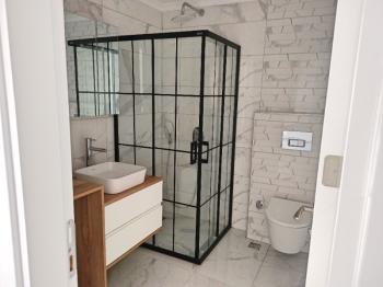 Ayvalık Güzelbahçe Evlerinde, Satılık, Lüks, Deniz Manzaralı ,1+1 Sıfır Daire.