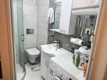 Ayvalık Sarımsaklı' da, Denize Sıfır 1+1 Satılık Daire.