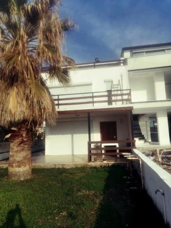 Ayvalık Altınova' da, Denize Sıfır 4+1 Bahçeli Satılık Villa.