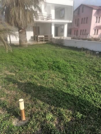 Ayvalık Altınova' da, Denize Sıfır 4+1 Bahçeli Satılık Villa.