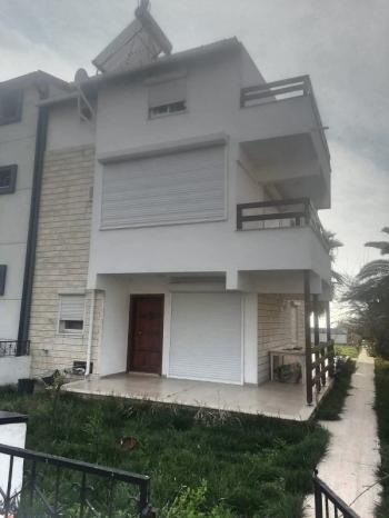 Ayvalık Altınova' da, Denize Sıfır 4+1 Bahçeli Satılık Villa.