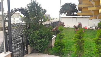 Sarımsaklı Merkezde, Deniz Manzaralı Satılık İşyeri.