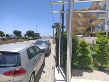 Sarımsaklı Merkezde, Deniz Manzaralı Satılık İşyeri.