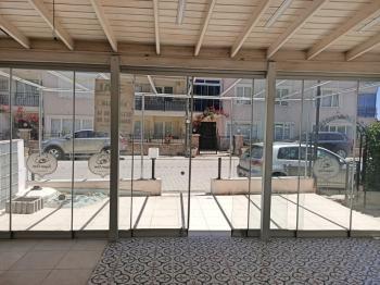 Sarımsaklı Merkezde, Deniz Manzaralı Satılık İşyeri.
