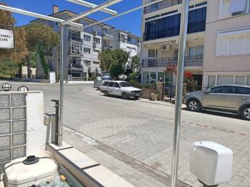 Sarımsaklı Merkezde, Deniz Manzaralı Satılık İşyeri.