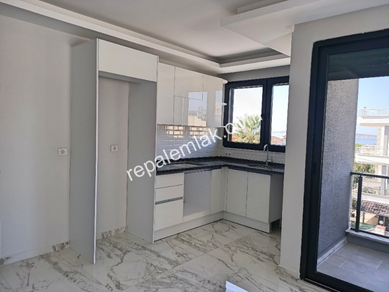Ayvalık Güzelbahçe Evlerinde, Deniz Manzaralı, 2+1 Satılık Sıfır Lüks Daire.