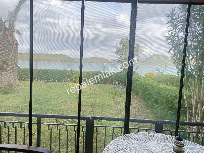 Ayvalık Sarımsaklı' da, Denize Sıfır 1+1 Satılık Daire.