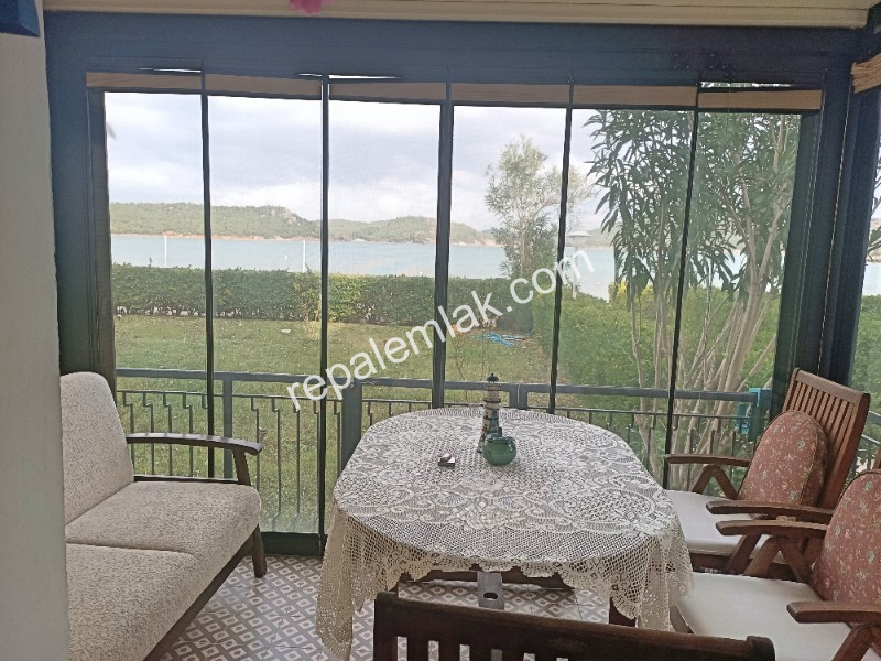 Ayvalık Sarımsaklı' da, Denize Sıfır 1+1 Satılık Daire.