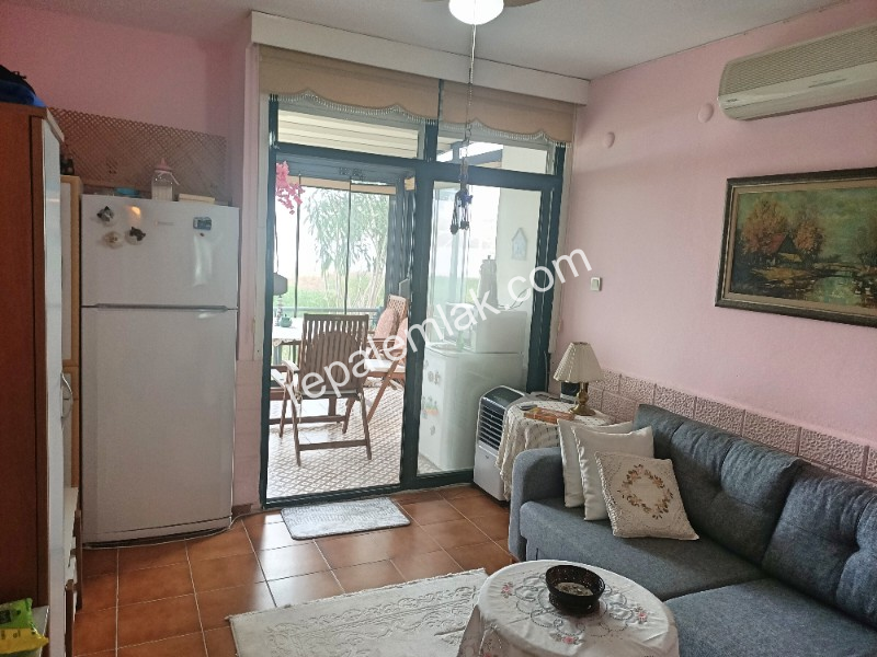 Ayvalık Sarımsaklı' da, Denize Sıfır 1+1 Satılık Daire.