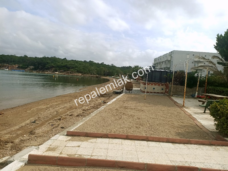 Ayvalık Sarımsaklı' da, Denize Sıfır 1+1 Satılık Daire.