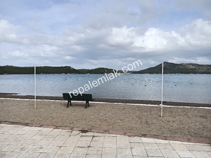 Ayvalık Sarımsaklı' da, Denize Sıfır 1+1 Satılık Daire.