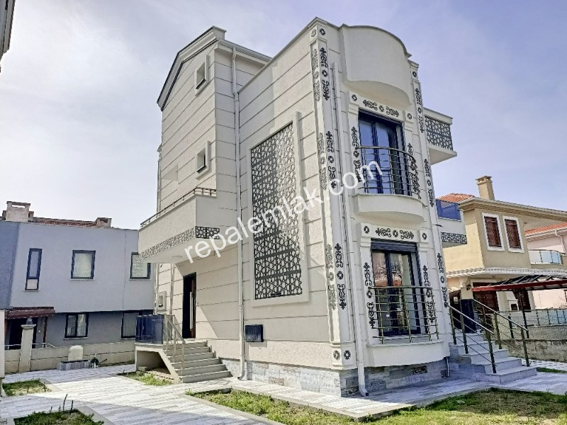 Sarımsaklı' da Deniz Manzaralı Süper Lüks, Satılık Sıfır Müstakil Tripleks Villa.
