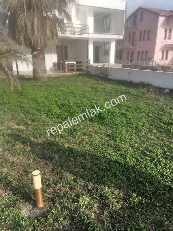Ayvalık Altınova' da, Denize Sıfır 4+1 Bahçeli Satılık Villa.