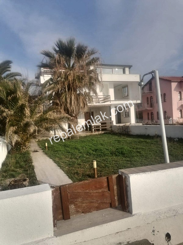 Ayvalık Altınova' da, Denize Sıfır 4+1 Bahçeli Satılık Villa.