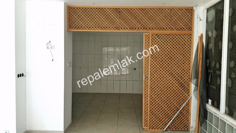 Sarımsaklı Merkezde, Deniz Manzaralı Satılık İşyeri.
