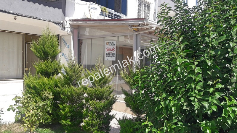 Sarımsaklı Merkezde, Deniz Manzaralı Satılık İşyeri.