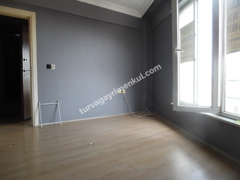 ÇORLU MERKEZDE KİRALIK 1+1 SON KAT DAİRE 
