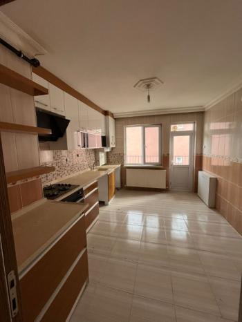 AFYON ÜÇOK EMLAKTAN FATİH MAH TEMİZ BAKIMLI 4+1 KİRALIK DAİRE 